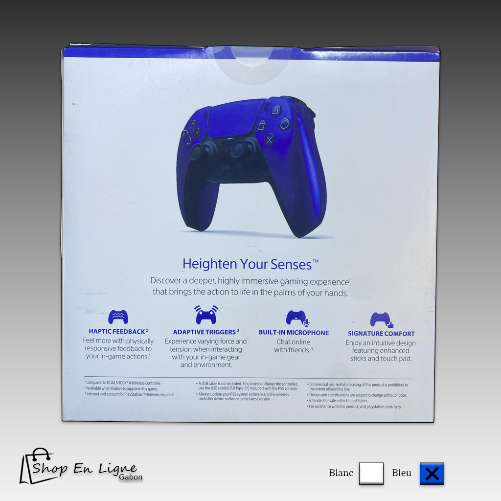 Vue de face et de dos de la boîte de la manette sans fil DualSense pour PlayStation 5 en couleur bleue, montrant les fonctionnalités haptiques et les gâchettes.