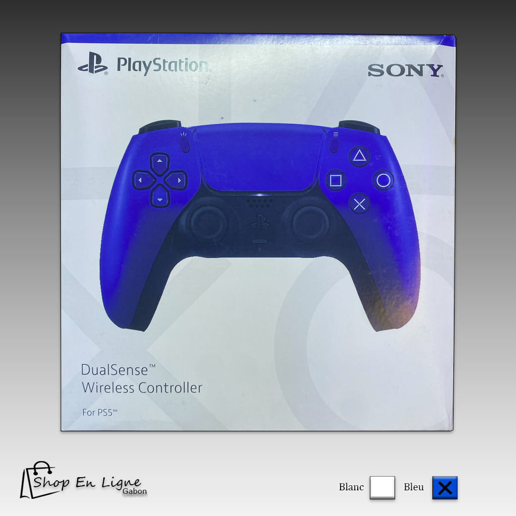 Vue de face et de dos de la boîte de la manette sans fil DualSense pour PlayStation 5 en couleur bleue, montrant les fonctionnalités haptiques et les gâchettes.