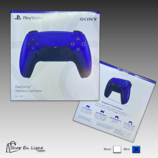 Vue de face et de dos de la boîte de la manette sans fil DualSense pour PlayStation 5 en couleur bleue, montrant les fonctionnalités haptiques et les gâchettes.