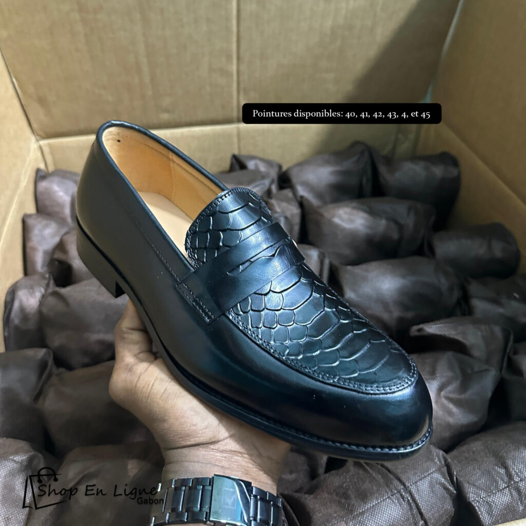 Mocassins Penny Loafers homme en cuir noir avec empiècement texture écailles de serpent sur le dessus.
