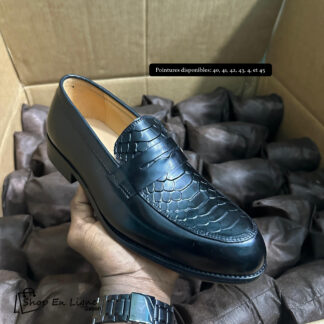 Mocassins Penny Loafers homme en cuir noir avec empiècement texture écailles de serpent sur le dessus.
