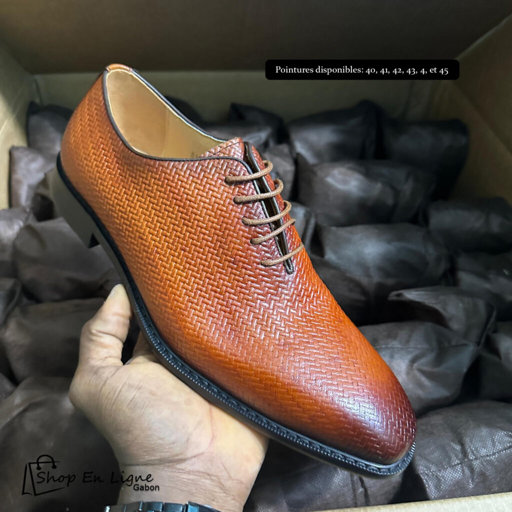 Chaussures Richelieu marron en cuir tressé pour homme, modèle habillé chic pour costume sur fond de boîtes de livraison Shop En Ligne Gabon.