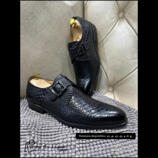Chaussures Monk homme en cuir noir motif écailles avec boucle métallique et embauchoirs dorés, Shop En Ligne Gabon.