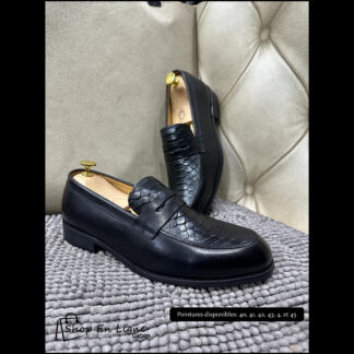 Mocassins Penny Loafers homme en cuir noir avec empiècement texture écailles de serpent sur le dessus.
