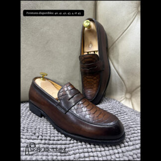 Mocassins de luxe homme en cuir marron dégradé avec plateau texturé effet écailles de serpent.