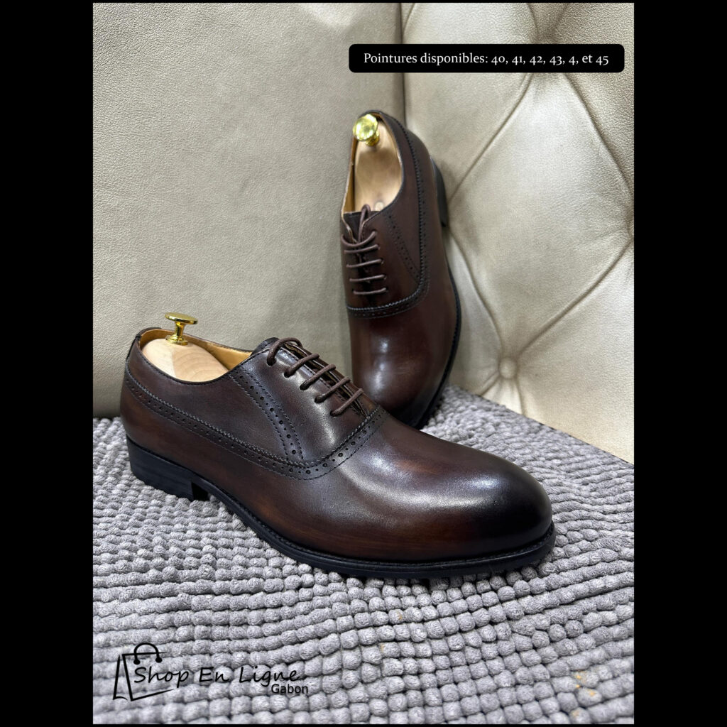 Chaussures Oxford homme en cuir noir poli avec perforations élégantes.