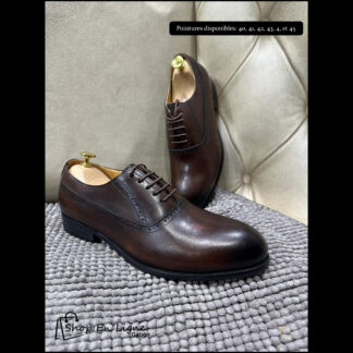 Chaussures Oxford homme en cuir noir poli avec perforations élégantes.