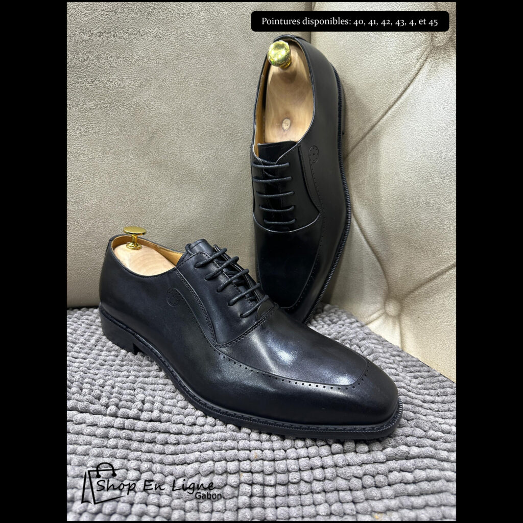 Chaussures Richelieu de luxe pour homme en cuir noir poli avec détails perforés sur les quartiers, montrées sur embauchoirs.
