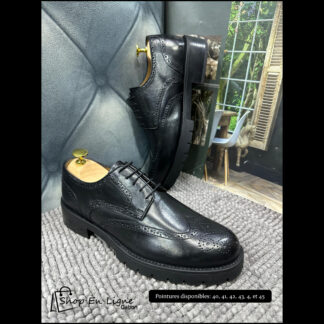 Chaussures Derby Brogue cuir véritable noir homme à semelle chunky épaisse.
