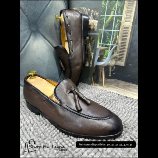 Mocassins homme marron en cuir avec pampilles élégantes, chaussures classiques sans lacets, semelle noire, disponibles du 39 au 45