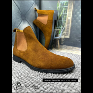 Bottes Chelsea homme en daim marron avec élastiques latéraux et semelle noire. Vue de face et de côté sur fond gris. Pointures disponibles 39 à 45. Modèle confortable et élégant Shop En Ligne Gabon.