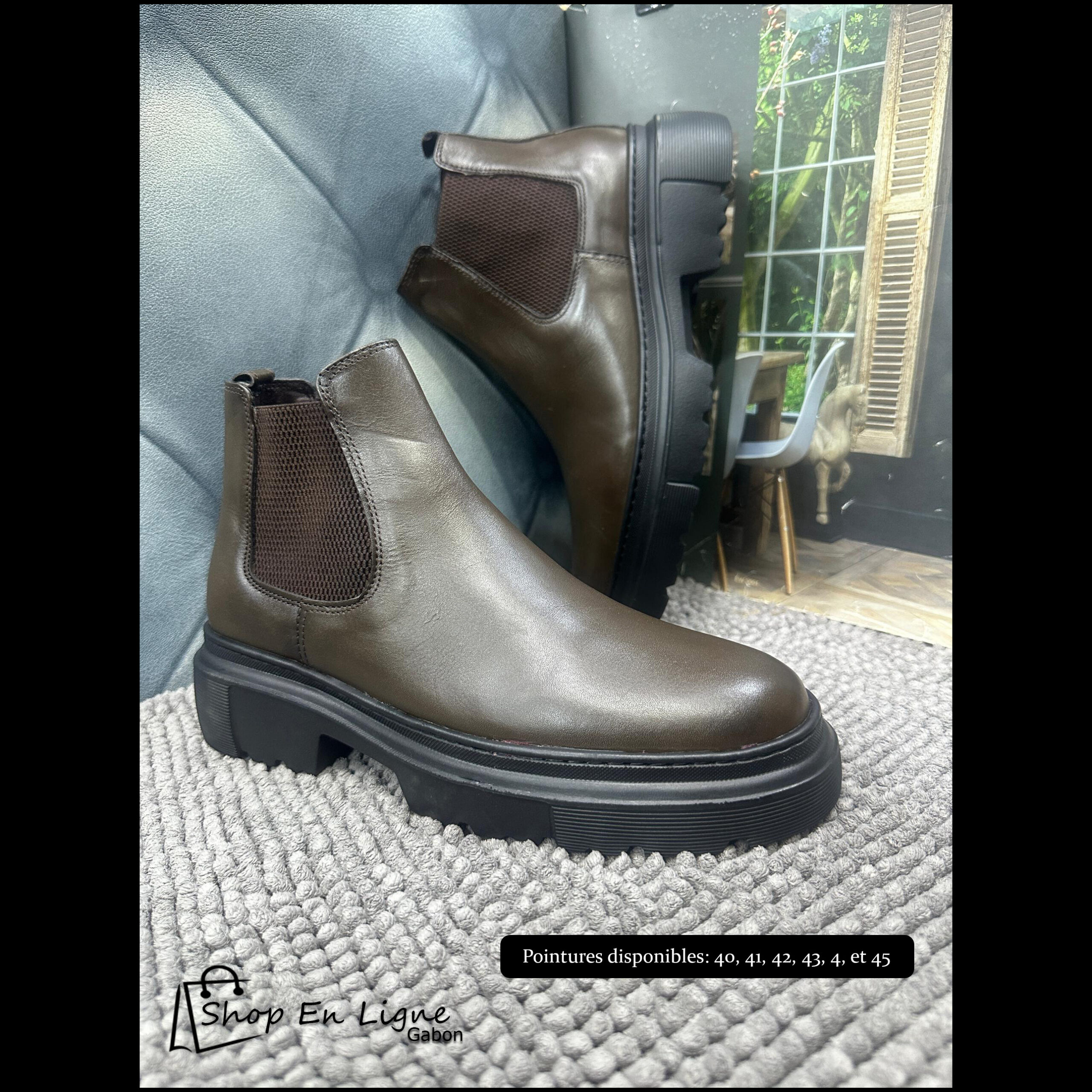 Bottes Chelsea homme en cuir kaki olive avec semelle épaisse noire, élastiques marrons latéraux, style bottines chelsea robustes et élégantes, présentées sur tapis gris – Shop En Ligne Gabon
