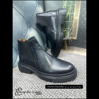 Bottines Chelsea en cuir noir pour homme avec semelle crantée épaisse, présentées par Shop En Ligne Gabon.