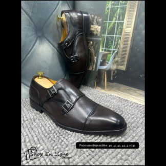 Chaussures pour homme à double boucle en cuir marron chocolat de luxe, présentées avec embauchoirs par Shop En Ligne Gabon.